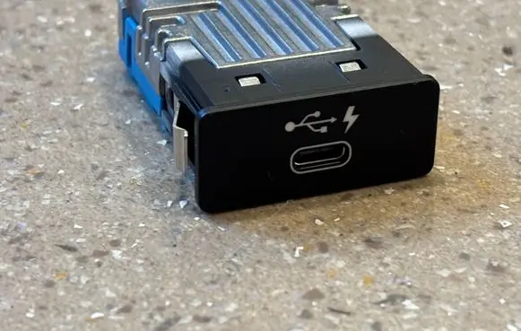 BMW 3 G20 G21 USB socket connector 8711939