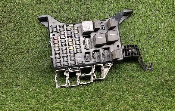 Ford Mondeo Mk III Fuse module 1S7T14A073AG