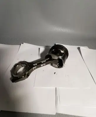 Toyota Avensis T270 Piston with connecting rod