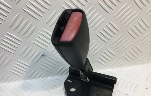 Mitsubishi Carisma Rear seatbelt buckle 112435