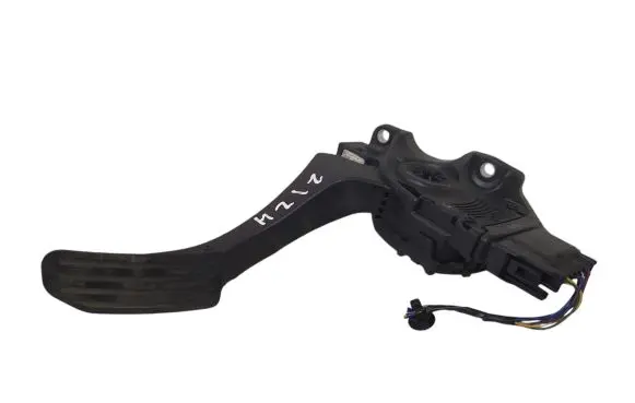 Accelerator throttle pedal