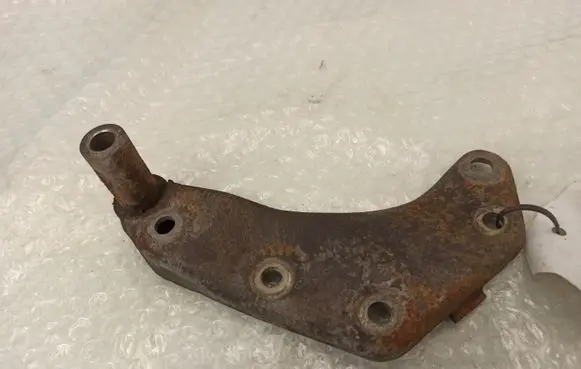Mercedes-Benz E W123 Power steering pump mounting bracket 