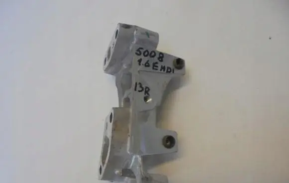 Peugeot 5008 Engine mounting bracket