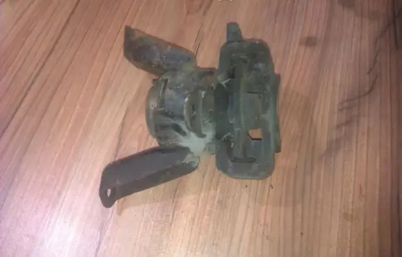 Mazda 323 F Engine mount bracket