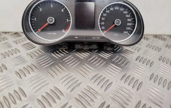 Volkswagen Polo V 6R Speedometer (instrument cluster) 6R0920861B