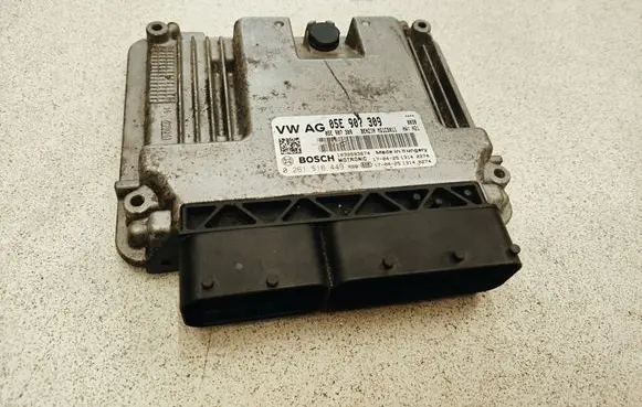 Volkswagen Tiguan Engine control unit/module 05E907309 0261S16449