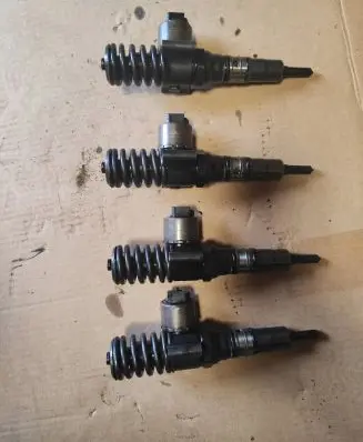 Volkswagen Golf V Fuel injector 03G130073G