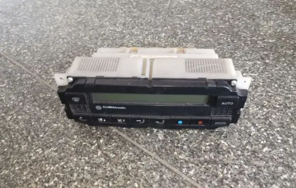 Volkswagen PASSAT B5 Climate control unit 3B1907044A