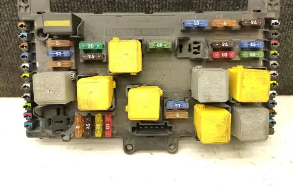 Mercedes-Benz Vito Viano W639 Fuse module A6395450801 51887803 15403721