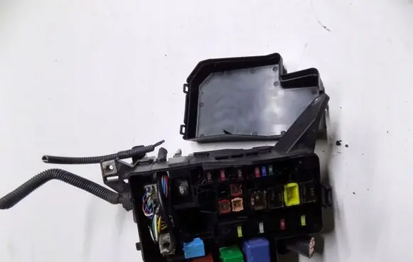 Toyota RAV 4 (XA30) Relay mounting block 8266242180