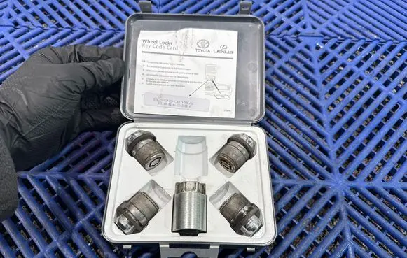 Toyota C-HR I Anti-theft wheel nuts and lock 