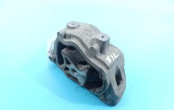Engine mount vacuum valve