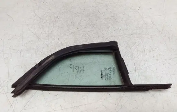 Toyota Yaris Front door vent window glass four-door 