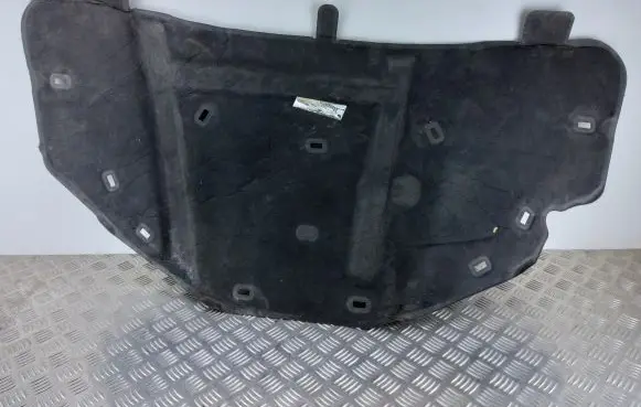 Engine bonnet/hood sound/heat insulation