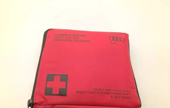 Audi A6 S6 C7 4G First aid kit 8P0860282A