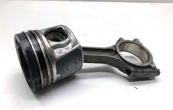 Nissan Qashqai Piston with connecting rod 