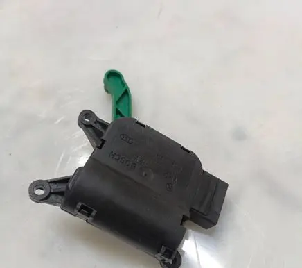 Audi A4 S4 B5 8D Air flap motor/actuator 0132801303 05060212 663829R