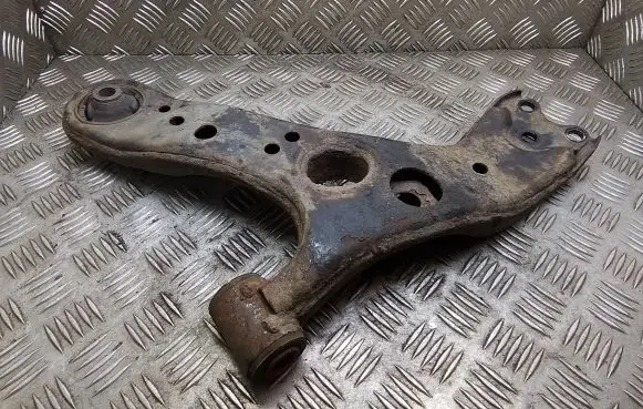 Toyota Prius (XW30) Front lower control arm/wishbone