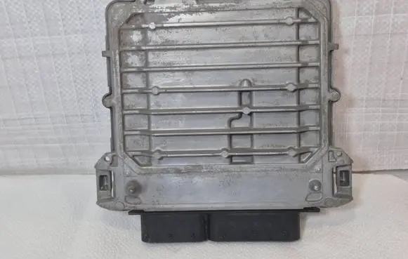 Mercedes-Benz B W246 W242 Engine control unit/module A2709000900 A2709010900 0261S08233