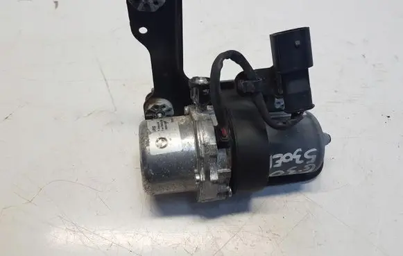 BMW 5 G30 G31 Vacuum pump 8685988