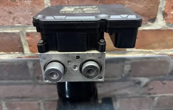 Mercedes-Benz C W204 ABS Pump A2044312212 A2045455232