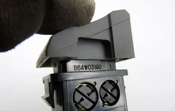 KIA Carens I Windscreen/window heater switch 864W03190