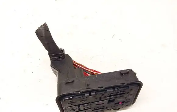 Volkswagen PASSAT B6 Fuse box set 1K0937700B