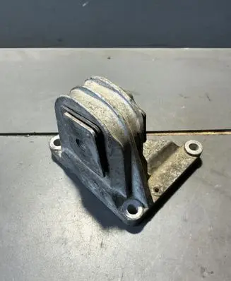 Volvo V70 Engine mount bracket 30680770