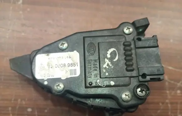 Renault Kangoo I Accelerator throttle pedal 8200089851
