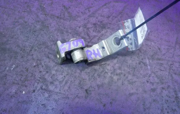 Audi A4 S4 B7 8E 8H Front door lower hinge 