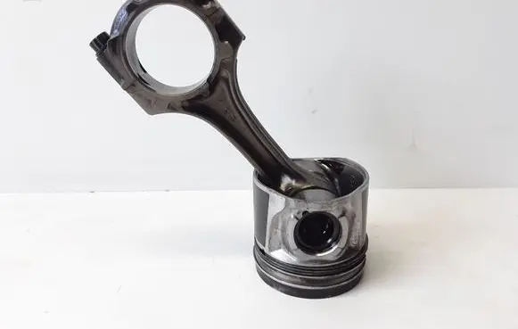 Toyota Avensis T250 Piston with connecting rod