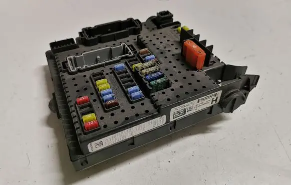 Volvo S60 Fuse module 28017881