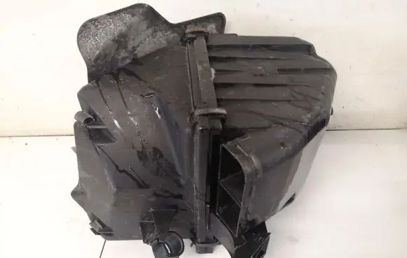 Volkswagen PASSAT B5 Air filter box 058133843 4615585900