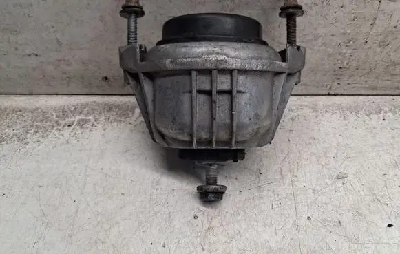 BMW 3 E90 E91 Engine mount bracket 