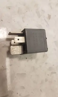 Volkswagen PASSAT B5 Other relay 8D0951253