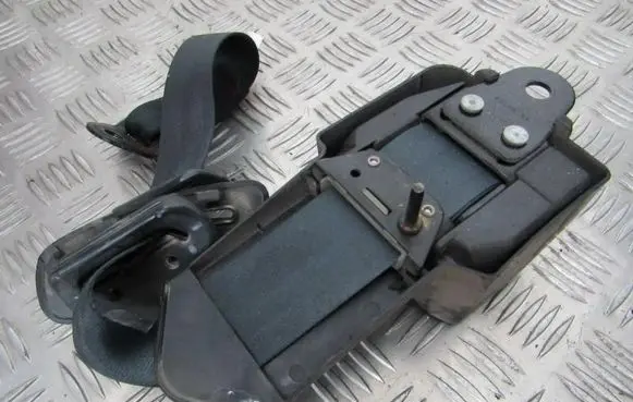 Rear seatbelt