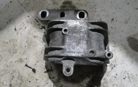 Volkswagen Golf V Engine mount bracket 1K0199262