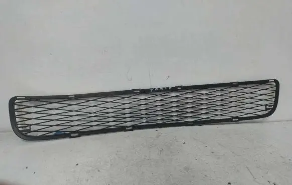 Toyota Yaris Front bumper lower grill