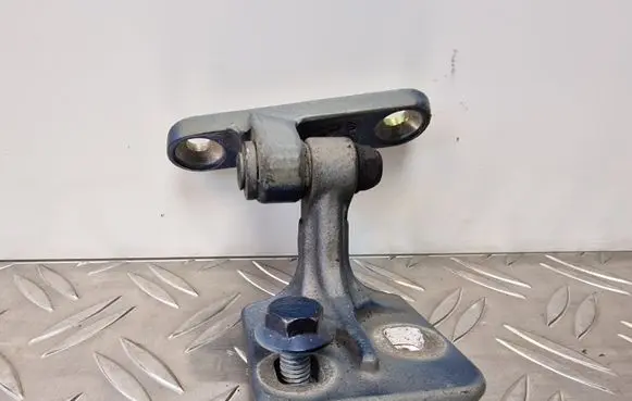 Mercedes-Benz A W168 Front door upper hinge 01M07
