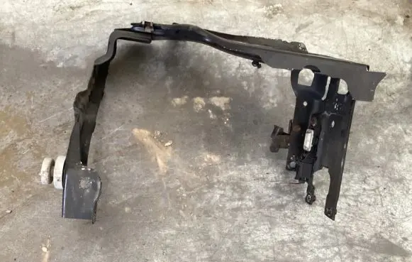 Mercedes-Benz E W211 Front bumper mounting bracket