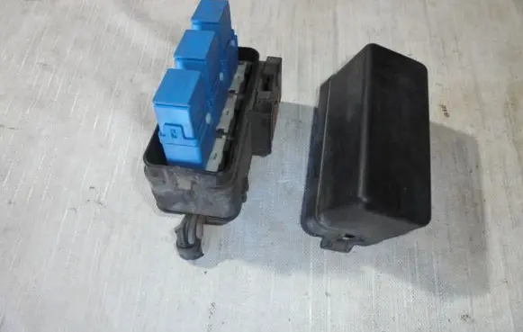 Nissan Navara D40 Relay mounting block 