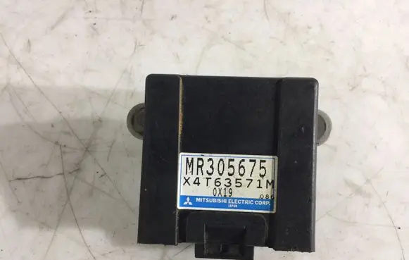 Mitsubishi Pajero Door central lock control unit/module MR305675