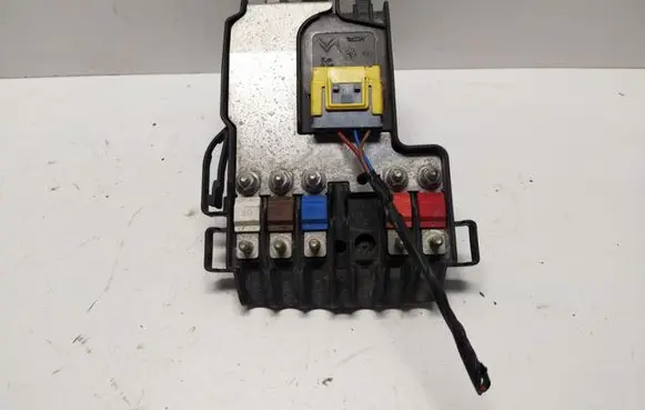 Peugeot Partner Fuse module 9812078180