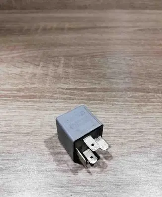 Volkswagen PASSAT B5 Other relay 8D0951253A 373