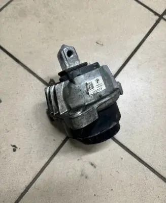 BMW 5 F10 F11 Engine mount bracket 6777371 68623513 2036040