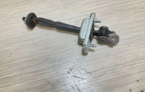 Opel Mokka X Rear door check strap stopper