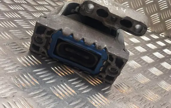 Volkswagen PASSAT B6 Engine mount bracket 1K0199262