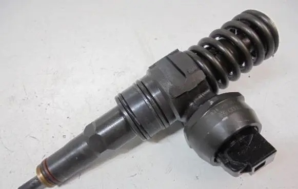 Volkswagen PASSAT B5.5 Fuel injector 038130073AL