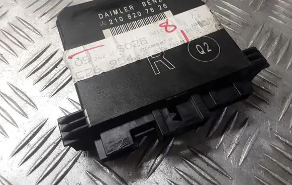 Mercedes-Benz E W210 Door control unit/module 2108207626