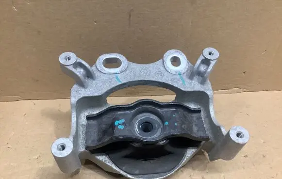 Engine mount bracket